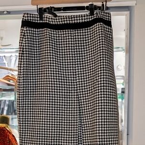 Black and White Knee-Length Pencil Skirt for Work